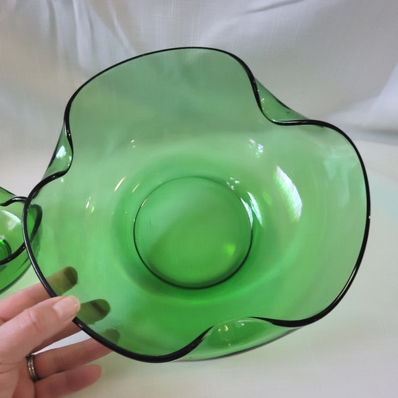 Vintage MCM Chip and Dip Folded Bowls in Avocado Green made by Anchor Hocking - Picture 7 of 9